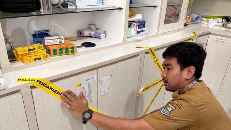 Dinkes Kabupaten Serang menyegel apotek yang habis izinnya tapi masih berpraktek. (Foto: Repro)