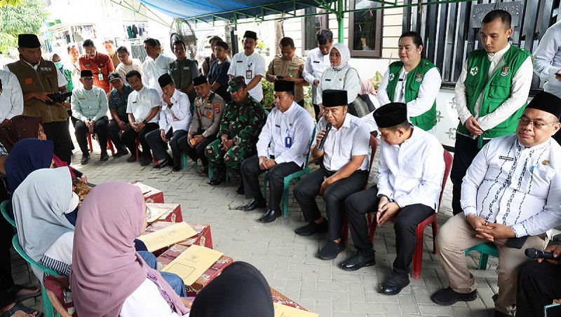Pj Gubernur Banten dan rombongan saat bertakjiah ke rumah keluarga petugas KPPS yang meninggal di Tangerang. (Foto: Repro)
