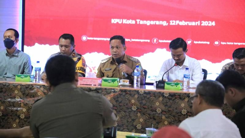 Rapat persiapan pendistribusian logistik dari PPS ke KPPS oleh KPU Kota Tangerang.