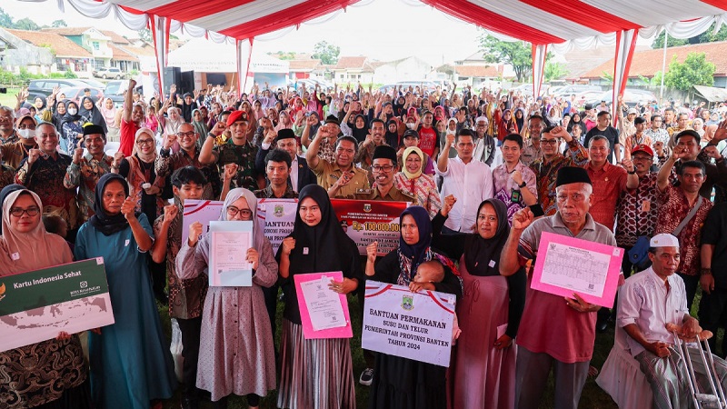 Pj Gubernur Banten saat membagikan Bansos buat masyarakat di Pandeglang. (Foto: Dok Pemprov)