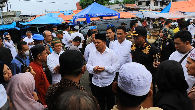 Pj Walikota Tangerang Nurdin berdialog dengan pedagang pasar yang akan direlokasi. (Foto: Repro)