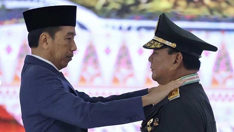 Presiden Joko Widodo menyematkan Bintang Empat kepada Menhan Prabowo Subianto. (Foto: Ig Prabowo)