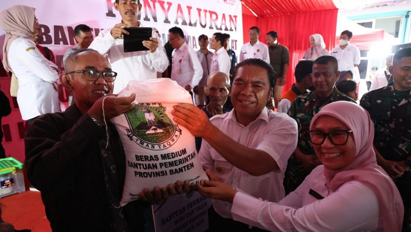 Pj Gubernur Banten AL Muktabar menyalurkan Bansos di Kota Tangerang Selatan. (Foto: Repro)