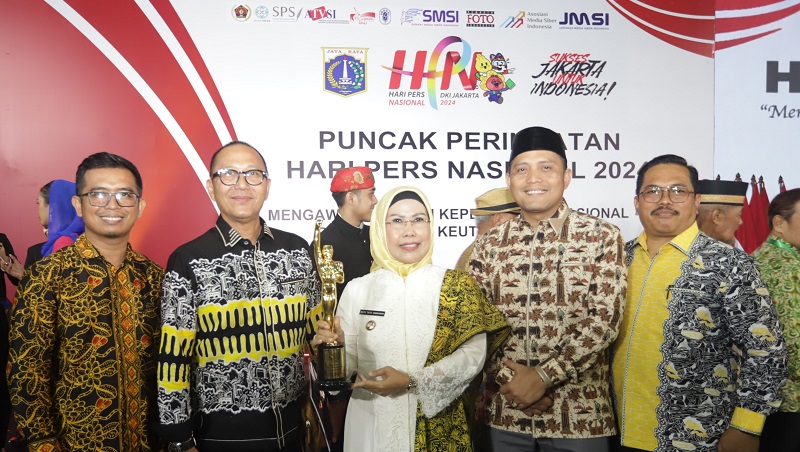 Bupati Serang Ratu Tatu Chasanah meraih penghargaan Anugerah PWI 2024. (Foto: AMR/RMN)