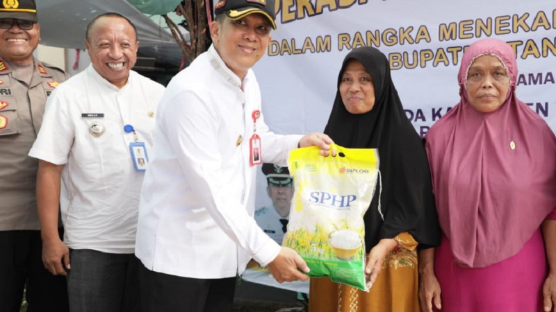 Pj Bupati Tangerang Andi Ony memberikan beras pada oparasi pasar beras murah. (Foto: Dok Pemkab)beras