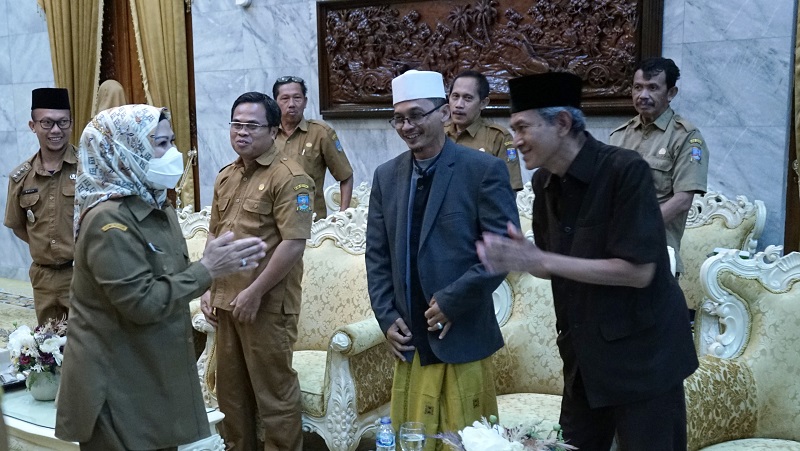 Bupati Serang Ratu Tatu Chasanah mengapresasi  dr Dadang Acep dan KH Tata Suharta yang menghibahkan lahannya untuk akses jalan. (Foto: AMR)