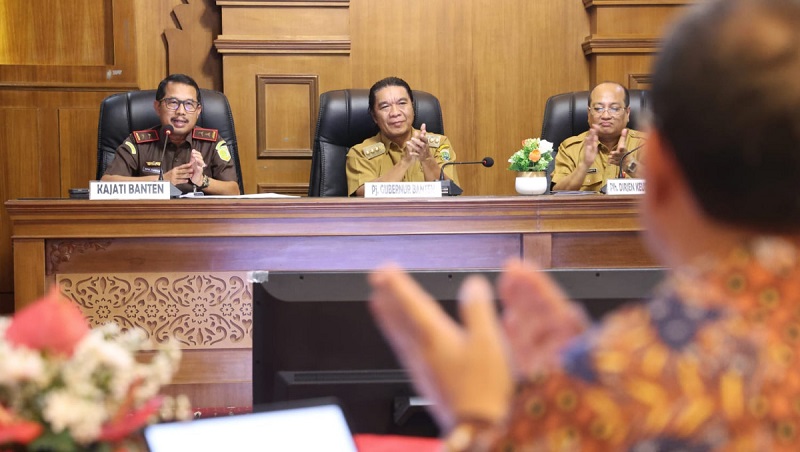P Gubernur Banten Al Muktabar rapat koordinasi bersama seluruh Pemda dan jajaran Bank Banten. (Foto: Repro)