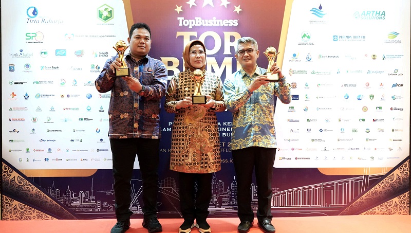 Bupati Serang Ratu Tatu Chasanah, Perumda Tirta Albantani dan BPR serang meraih Top BUMD Award 2024. (Foto: AMR/RMN)