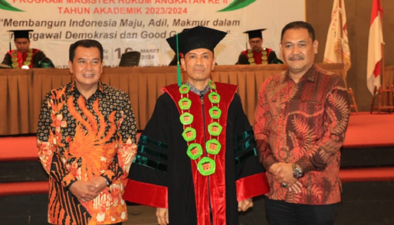 Sekda Kabupaten Tangerang, Moch Maesyal Rasyid (paling  kiri) menghadiri wisuda STIH Painan. (Foto: DOk Pemkab)