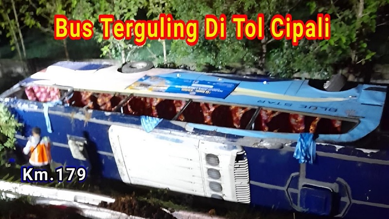 Bus rombongan dari Tangsel terguling di Tol Cipali. (Foto: Tangkapan layar)