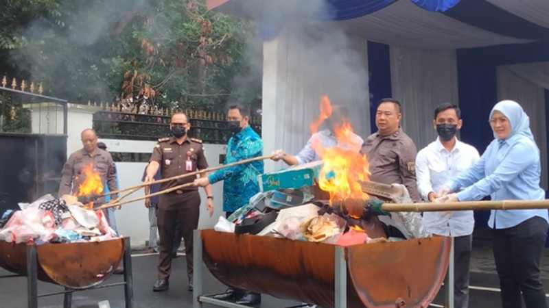 Kejari Tangerang musnahkan barang rampasan negara. (Foto: Repro)