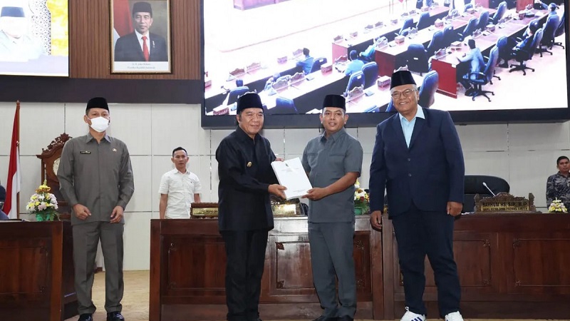 Pj Gubernur Banten Al Muktabar meyerahkan LKPj 2023 kepada Ketua DPRD Provinsi Banten, Andra Soni. (Foto: Repro)