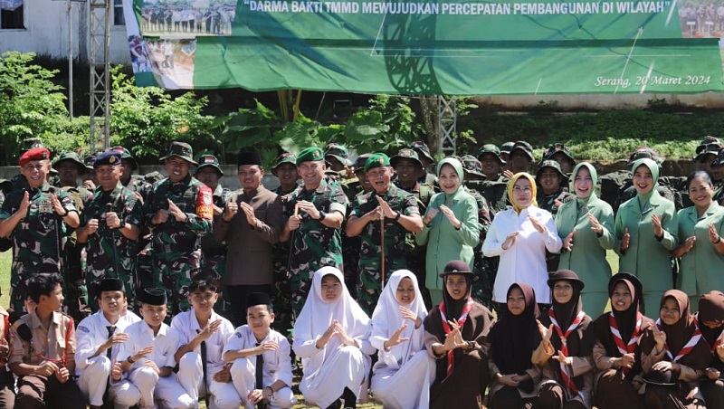 Pangdam III Siliwangi, Mayor Jenderal TNI Mohammad Fadjar,  memuji langkah Pemkab serang yang rutin gelar TMMD. (Foto: AMR/RMB)