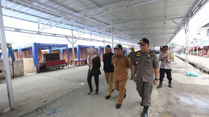 Pj Walikota Tangerang Nurdin meonitor langsung proses Relokasi Pasar Anyar. (Foto: Repro)