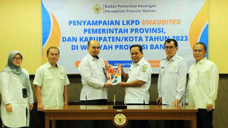 Pj Walikota Tangerang menyerahkan LKPD TA 2023 ke BPK Banten. (Foto: Dok Pemkot)