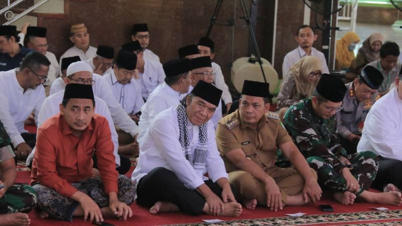 Pj Gubernur Banten Al Muktabar dan Pj Walikoa Tangerang Nudrin dalan kegiatan Safari Ramadhan 1445 H di Masjid Agung Al Ittihad, Kota Tangerang, Senin (25/3). (Foto: Repro)