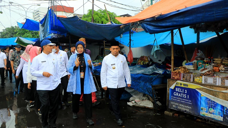 Pj Walikota Tangerang Nurdin, Ditjen Cipta Karya Essy Asiah, dan Sekda Herman Suwarman saat menunjau Pasar Anyar. (Foto: Repro)