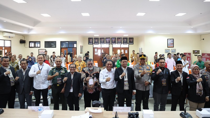 Pj Gubernur Banten Al Muktabar menghadiri rapat pleno rekapitulasi suara tingkat Provinsi Banten. (Foto: Repro)