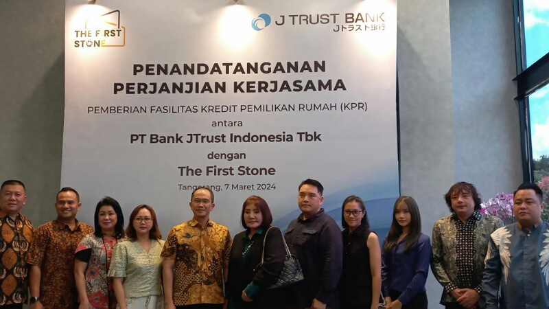 Penandatangan perjanjian kerjasama pemberian fasilitas KPR antar PT J Trust Bank Indonesia Tbk dengan The First Stone. Foto: Lani