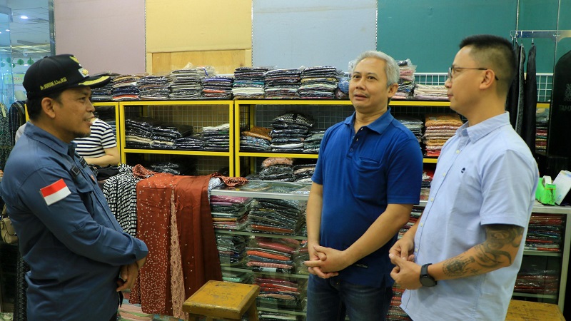Pj Walikota Tangerang Nurdin berdialog dengan pedagang terkait relokasi pedagang pasar Anyar. (Foto: Dok Pemkot)