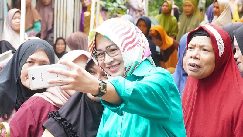 Bakal calon Guberrnur Banten Airin Rachmi Diany ber-foto Selfie dengan warga di Pandeglang. (Foto: IST/RMB)