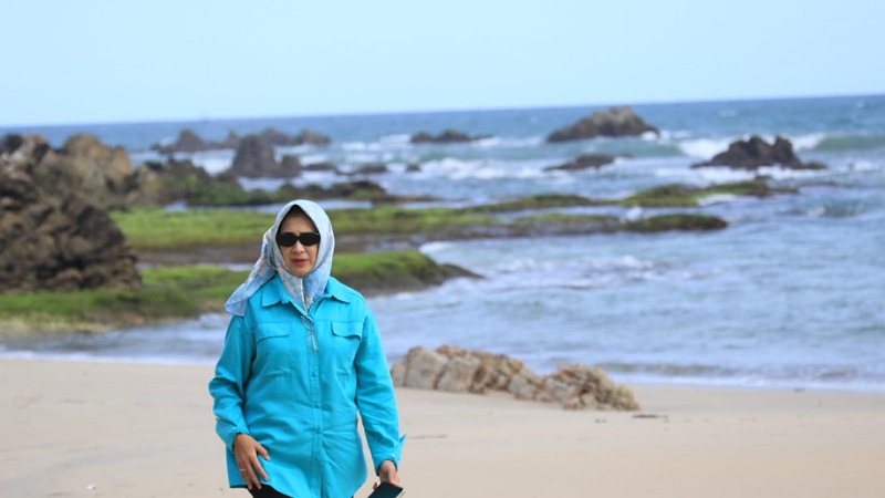 Calon gubernur Banten Airin Rachmi Diany mengagumi krindahan pantai di Kabupaten Lebak. (Ist/AMR)