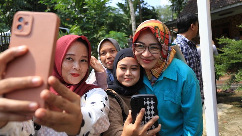 Bakal calon Gubernur Banten Airin Rachmi Diany berfoto selfie dengan warga Lebak. (Foto: AMR/RMB)