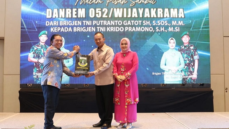 Pj Gubernur Banten Al Muktabar menghadiri pisah sambut Danrem 052 Wijayakrama. (Foto: Dok. Biro Administrasi Pimpinan dan Protokol)