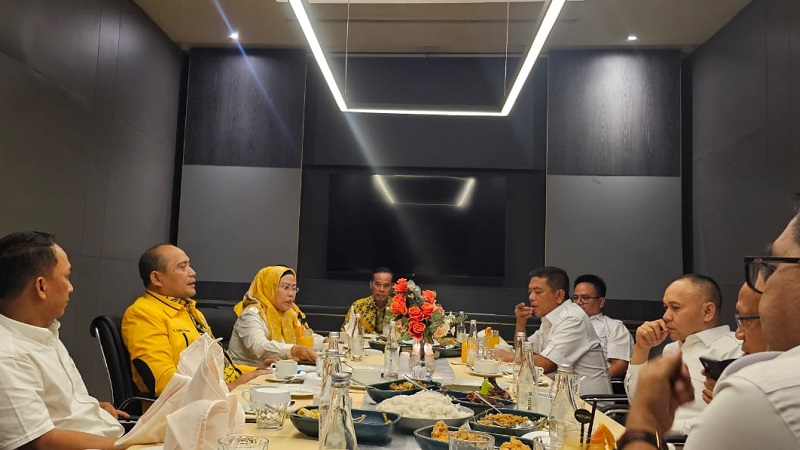 Ketua DPD Golkar Banten Ratu Tatu Chasanah dan Ketua DPD Gerindra Banten Andra Soni melakukan pertemuan tertutup jelang Pilkada. (Foto: AMR/RMN)