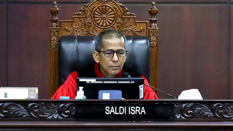 Hakim Konstitusi Saldi Isra , merupakan satu dari tiga hakim yang mengambil pendapat berbeda (dissenting opinion) dalam putusan MK. (Foto: Repro)