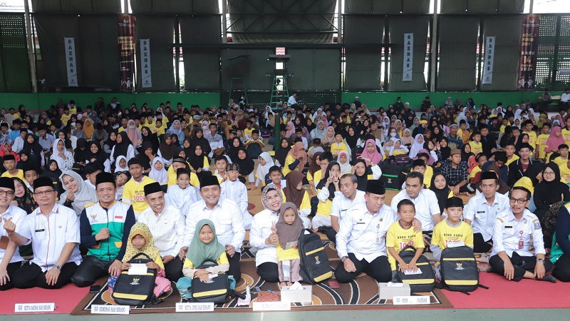Bupati Serang Ratu Tatu Chasanah bersama BAZNAS Kabupaten Serang memberikan santunan buat 1000 anak yatim. (Foto: AMR/RMB)