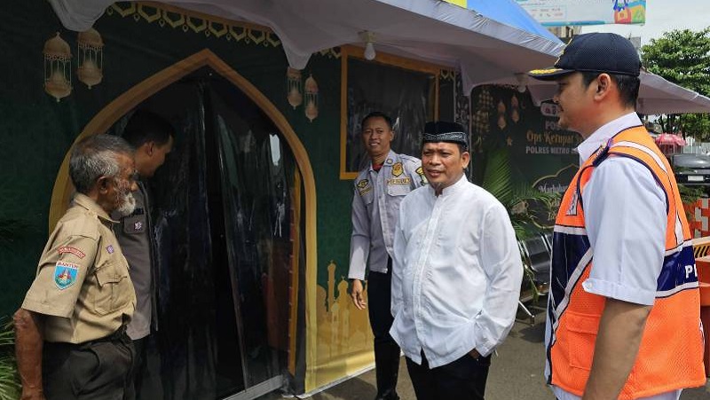 Pj Walikota Tangerang, Nurdin saat memantau arus lalin menjelang lebaran. (Foto: Repro)