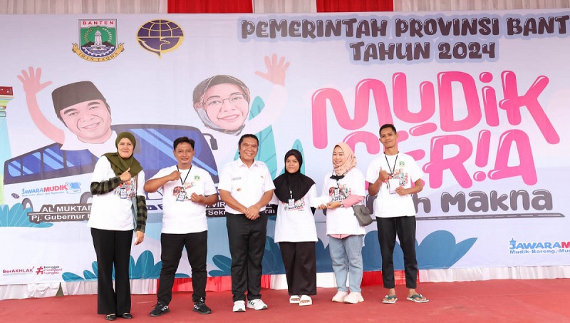 Pj Gubernur Banten Al Muktabar melepas peserta Mudik Gratis Pemprov Banten. (Foto: Repro)