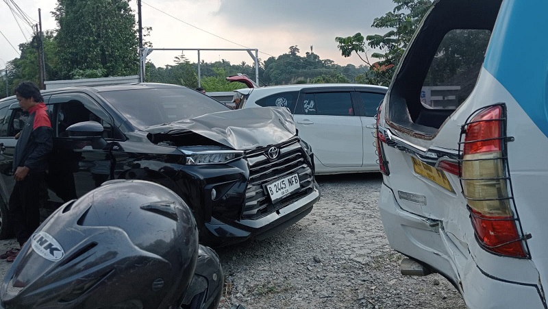 Lakalantas truk tanah tabrak enam mobil di Tanjakan Cipelem, Ciomas. (Foto: Iyan/RMB)