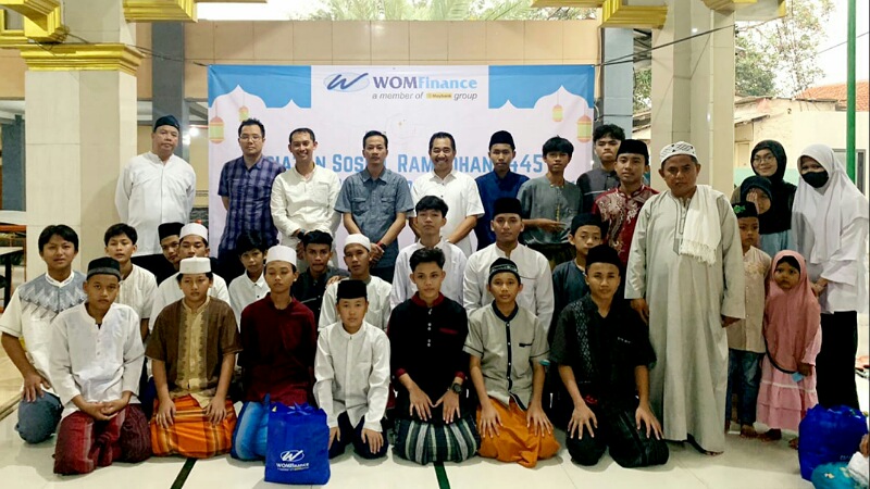 WOM Finance Kantor Cabang Tangerang Selatan 2 - Pamulang memberikan bantuan perlengkapan salat ke Masjid Zumratul Huda dan buka puasa bersama. Foto: Repro