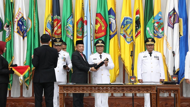 Mendagri Tito Karnavian melantik Al Muktabar sebagai Pj Gubernur Banten untuk jabatan yang ketiga kalinya. (Foto: Biro ADPIM dan Protokol)