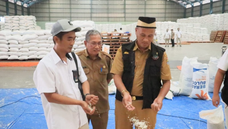 DPKP bersama Bulog Kabupaten Tangerang memeriksa kualitas beras bantuan. (Foto: Dok Pemkot)