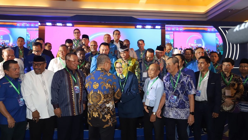 Ketua Umum DPP PAN, Zulkifli Hasan (Zulhas) bersalaman dengan Bacagub Banten Airin Rachmi Diany di Rakornas PAN. (Foto: IST/RMB)