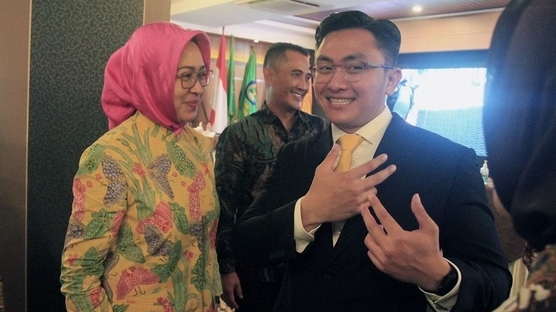 Bakal calon Bupati Serang Andika Hazrumy saat berbincang dengan Bakal Calon Gubernur Banten Airin Rachmi Diany. (Foto: AMR/RMB)