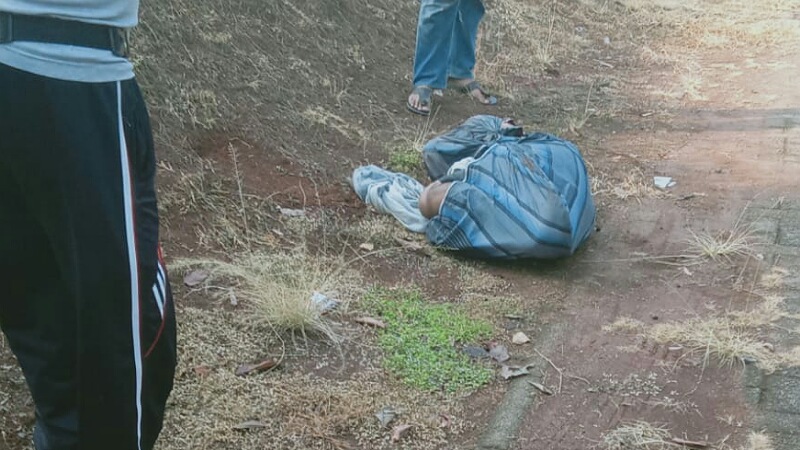 Jasad mayat terbungkus sarung di Perumahan Makadam di Pamulang. (Foto: LAN?RMB)