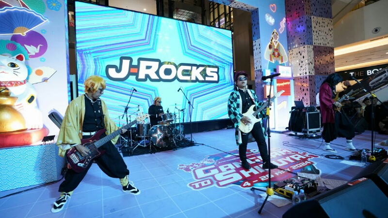 Penampilan band J-Rocks dengan busana Cosplay Anime di Tangcity Mall. Foto: Repro