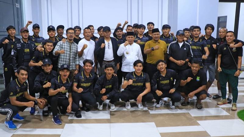 Pj Walikota Tangerang Nurdin, di tengah-tengah pemain dan oficial Persikota. (Foto: Dok Pemkot)
