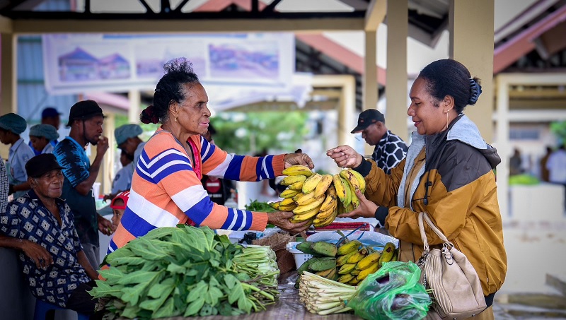 Aktivitas di Pasar Rakyat (tradisional) Biak, di Kelurahan Fandoi, Biak Numfor, Papua. (Foto: Kemekop/RMB)