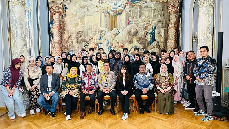 Kunjungan SMAI Al Azhar BSD ke Kedutaan Besar Republik Indonesia di Roma, Italia. Foto: IST