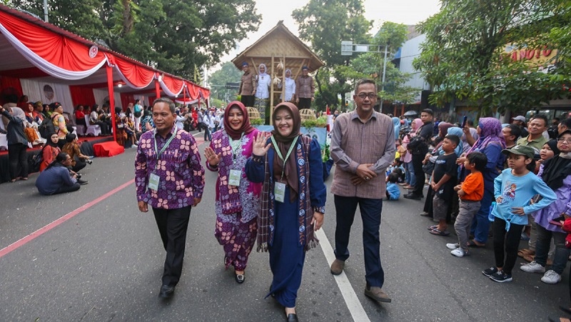 Mobil hias  Dekranasda Provinsi Banten memeriahkan  Parade Mobil Hias Kriya dan Budaya di Solo. (Foto: Dok Pemprov)