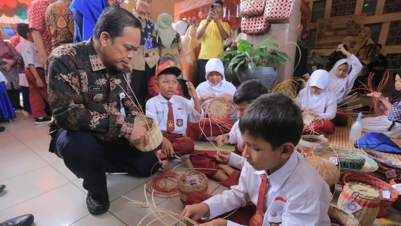 Pj Walikota Tangerang Nurdin kagum dengan kreativitas anak-anak pelajar. (Foto: Dok Pemkot)