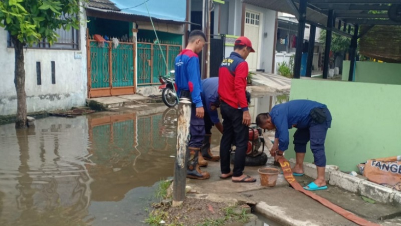 Beberapa petugas sedang menyedot genangan air akibat curah hujan yang tinggi. (Foto: Dok Pemkab)
