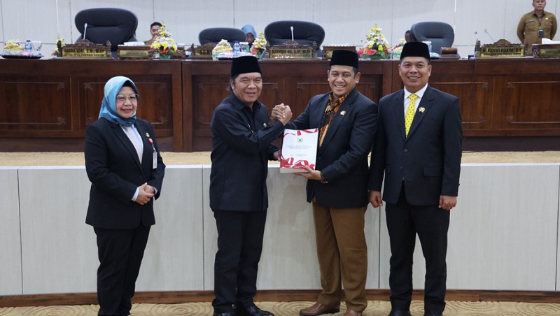 Pj Gubernur Banten Al Muktabar menyerahkan lspotsn LKPJ 2023. (Foto: Biro Adpim dan Protokol)