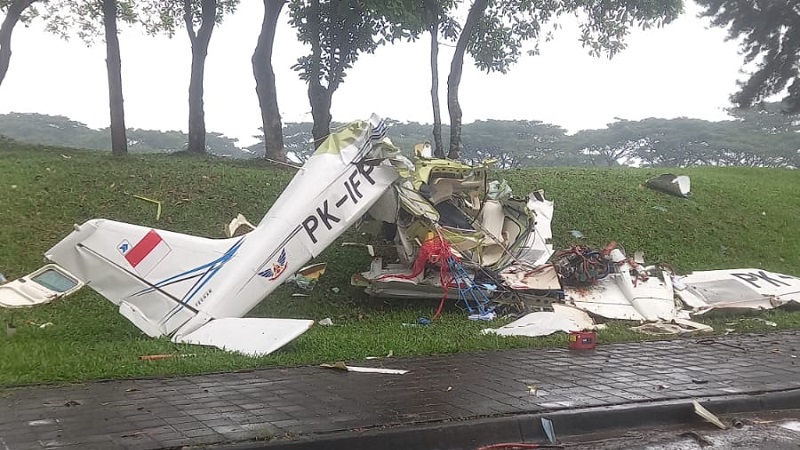 Bangkai pesawat latih  yang jatuh di Lapangan Sunburst, BSD, Tangerang Selatan Minggu (19/5). (Foto: Dok TMC)